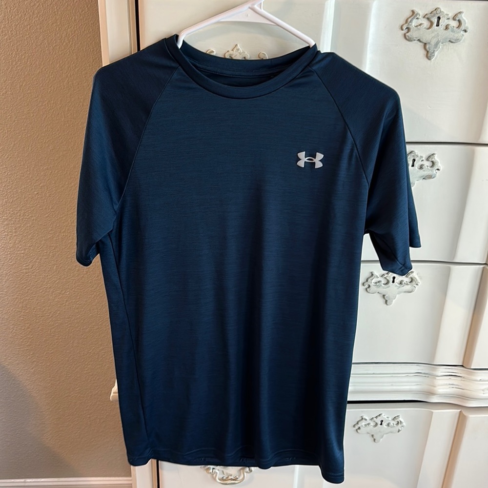 Under Armour small short sleeve tshirt EUC men loose heat gear men